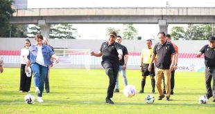 Gubernur Sumsel, Herman Deru dan Wagub Cik Ujang menendang bola sebagai tanda membuka kejuaraan antar OPD Pemprov Sumsel di Stadion Bumi Sriwijaya, Senin (2/6/2025). Foto: Humas Pemprov Sumsel.