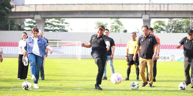 Gubernur Sumsel, Herman Deru dan Wagub Cik Ujang menendang bola sebagai tanda membuka kejuaraan antar OPD Pemprov Sumsel di Stadion Bumi Sriwijaya, Senin (2/6/2025). Foto: Humas Pemprov Sumsel.