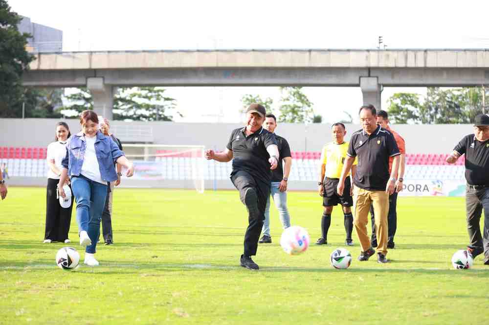 Gubernur Sumsel, Herman Deru dan Wagub Cik Ujang menendang bola sebagai tanda membuka kejuaraan antar OPD Pemprov Sumsel di Stadion Bumi Sriwijaya, Senin (2/6/2025). Foto: Humas Pemprov Sumsel.