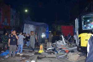 Petugas gabungan melakukan penertiban lapak pedagang K5 di kawasan bawah Jembatan Ampera, Pasar 16 Ilir, Rabu (25/6/2025) malam. Foto: Kominfo Palembang.