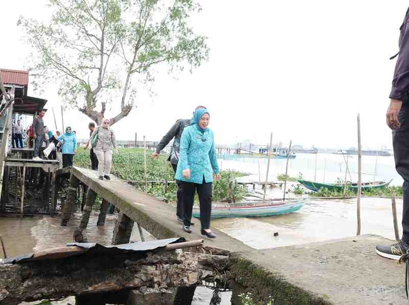 Ketua TP PKK Dewi Sastrani Ratu Dewa melakukan peninjauan langsung terhadap pelayanan kesehatan gratis bagi masyarakat terpencil di sekitar Pulau Kemaro, Kecamatan Ilir Timur II, pada Jumat (13/6/2025). Foto: Kominfo Muba.