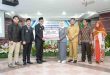 Bupati Muba, HM Toha secara simbolis menyerahkan bantuan living cost pada Rini, mahasiswa asal Muba yang akan kuliah di Belanda, Senin (2/6/2025). Foto: Kominfo Muba.