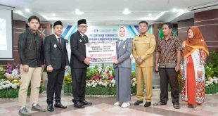 Bupati Muba, HM Toha secara simbolis menyerahkan bantuan living cost pada Rini, mahasiswa asal Muba yang akan kuliah di Belanda, Senin (2/6/2025). Foto: Kominfo Muba.