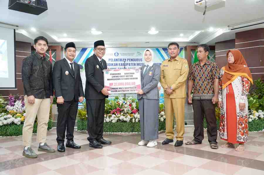 Bupati Muba, HM Toha secara simbolis menyerahkan bantuan living cost pada Rini, mahasiswa asal Muba yang akan kuliah di Belanda, Senin (2/6/2025). Foto: Kominfo Muba.
