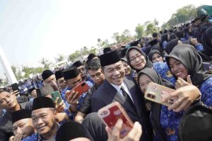 Bupati Muba, HM Toha bersama para PPPK dan PNS yang baru dilantik, Kamis (5/6/2025). Foto: Kominfo Muba.