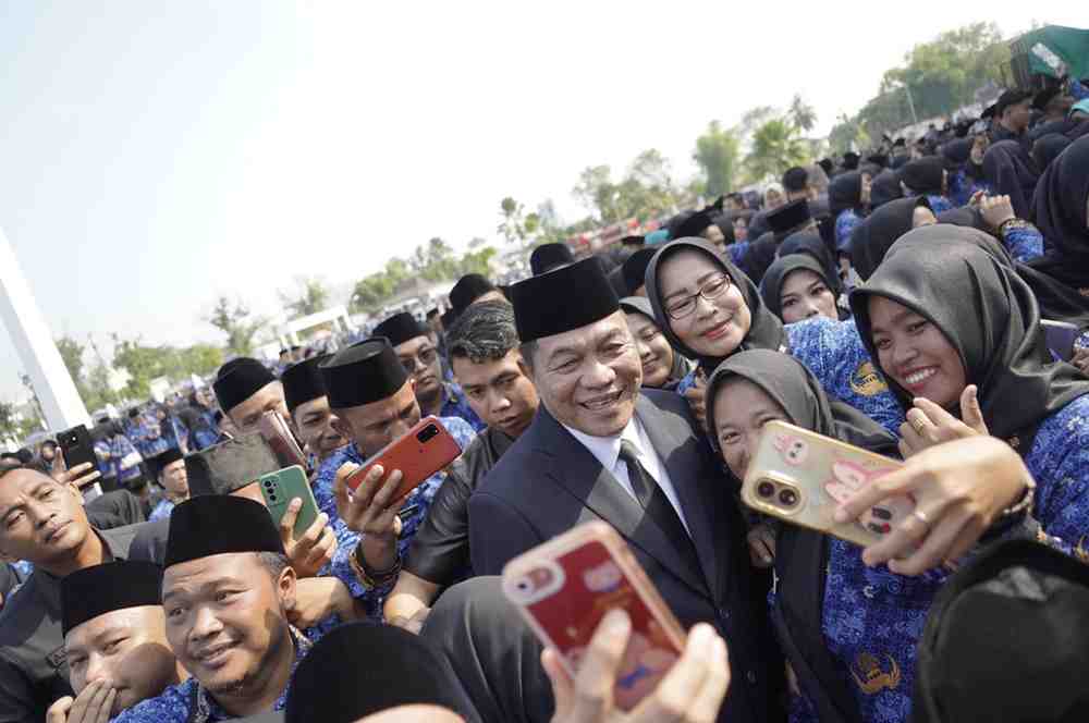 Bupati Muba, HM Toha bersama para PPPK dan PNS yang baru dilantik, Kamis (5/6/2025). Foto: Kominfo Muba.