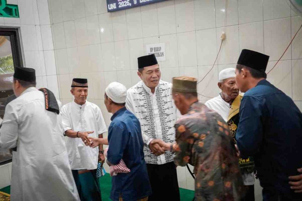 Bupati Muba, HM Toha bersilaturrahim dengan warga usai sholat Idul Adha di Desa Sungai Angit, Jumat (6/6/2025). Foto: Kominfo Muba.