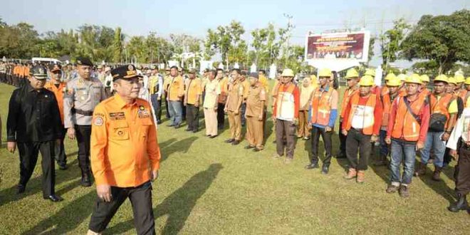 Bupati Muba, HM Toha saat memriksa petugas pada Apel Siaga Karhutbunlah di Sekayu, Selasa (10/6/2025). Foto: Kominfo Muba.