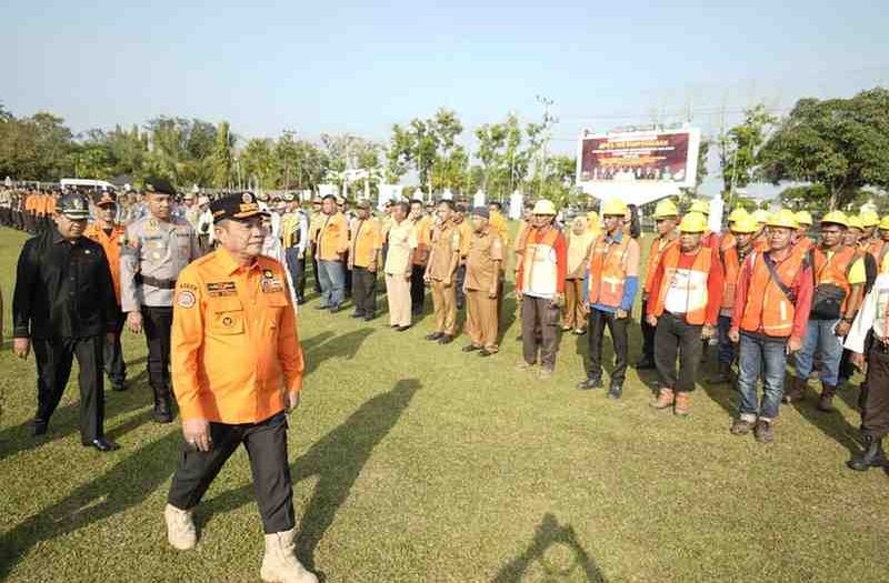 Bupati Muba, HM Toha saat memriksa petugas pada Apel Siaga Karhutbunlah di Sekayu, Selasa (10/6/2025). Foto: Kominfo Muba.
