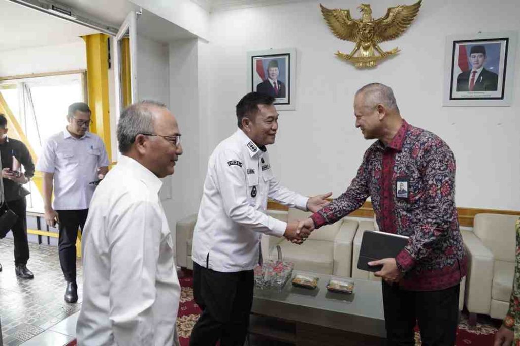 Bupati Muba, HM Toha didampingi Sekda Apriyadi menyambut kedatangan pihak BI dan Bank Sumsel Babel, Rabu (11/6/2025). Foto: Kominfo Muba.
