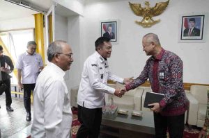 Bupati Muba, HM Toha didampingi Sekda Apriyadi menyambut kedatangan pihak BI dan Bank Sumsel Babel, Rabu (11/6/2025). Foto: Kominfo Muba.