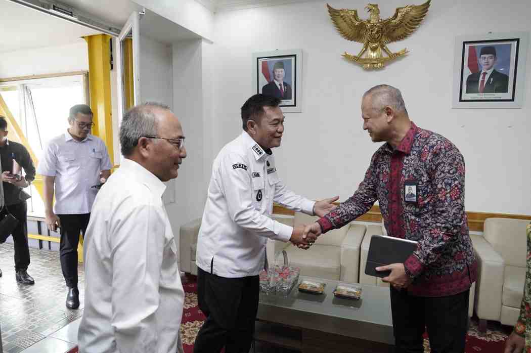 Bupati Muba, HM Toha didampingi Sekda Apriyadi menyambut kedatangan pihak BI dan Bank Sumsel Babel, Rabu (11/6/2025). Foto: Kominfo Muba.