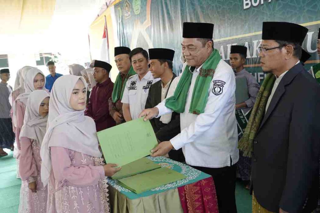 Bupati Muba, HM Toha hadiri haflah akhirussanah, Wisuda Tahfidz Juz 30, Khotmul Qur’an 30 Juz Bin Nazhri, serta tasyakuran Kelas MTs dan MDT yang digelar Pondok Pesantren Sirojul Ulum, Desa Toman Baru, Kecamatan Babat Toman, Kabupaten Musi Banyuasin (Muba), Rabu (25/6/2025). Foto: Kominfo Muba.