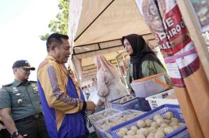 Bupati Muba, HM Toha melihat dan membeli langsung pempek di festival kuliner di rumah dinas bupati, Sekayu. Foto: Kominfo Muba.
