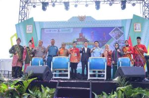 Walikota Palembang, Ratu Dewa membuka ajang Pesona UMKM dan Kuliner Halal Nusantara 2025 di pelataran ikonik Plaza Benteng Kuto Besak (BKB), Kamis (19/6/2025) pagi. Foto: Kominfo Palembang.