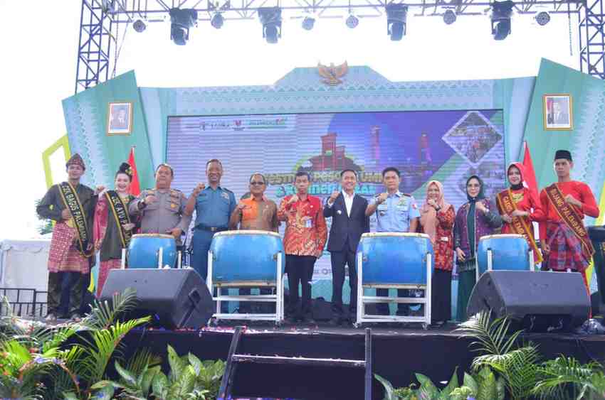 Walikota Palembang, Ratu Dewa membuka ajang Pesona UMKM dan Kuliner Halal Nusantara 2025 di pelataran ikonik Plaza Benteng Kuto Besak (BKB), Kamis (19/6/2025) pagi. Foto: Kominfo Palembang.