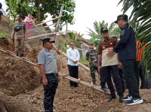 Wabup Muba, Rohman saat meninjau longsor di Ngulak, Kecamatan Sanga Desa, Kamis (12/6/2025). Foto: Kominfo Muba.