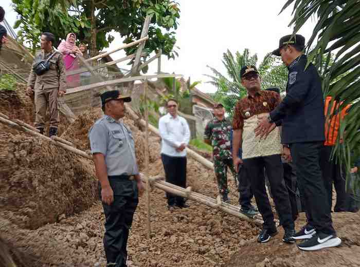 Wabup Muba, Rohman saat meninjau longsor di Ngulak, Kecamatan Sanga Desa, Kamis (12/6/2025). Foto: Kominfo Muba.