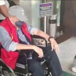 Alex Noerdin saat dinawa menggunakan kursi roda di Kejati Sumsel, Rabu (23/7/2025). Foto: IST/Dok Detik.com.