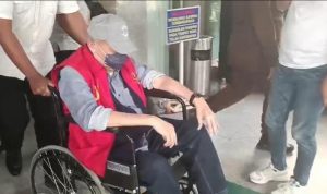 Alex Noerdin saat dinawa menggunakan kursi roda di Kejati Sumsel, Rabu (23/7/2025). Foto: IST/Dok Detik.com.