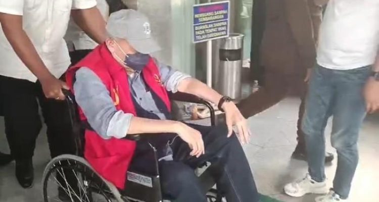 Alex Noerdin saat dinawa menggunakan kursi roda di Kejati Sumsel, Rabu (23/7/2025). Foto: IST/Dok Detik.com.