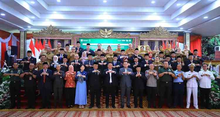 Gubernur Sumsel, Dr H Herman Deru usai memimpin langsung penandatanganan kesepakatan kerja sama pencegahan perkawinan anak dan perlindungan hak pasca perceraian di Griya Agung Palembang, Selasa (22/7/2025). Foto: Humas Pemprov Sumsel.