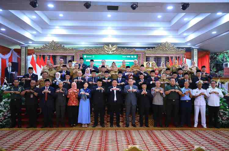 Gubernur Sumsel, Dr H Herman Deru usai memimpin langsung penandatanganan kesepakatan kerja sama pencegahan perkawinan anak dan perlindungan hak pasca perceraian di Griya Agung Palembang, Selasa (22/7/2025). Foto: Humas Pemprov Sumsel.