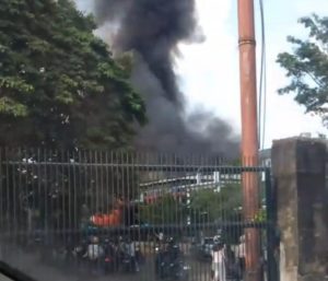 Asap tampak membumbung di atas gedung serbaguna RM Sri Melayu Palembang yang terbakar, Jumat (4/7/2025). Foto: IST/Medsos.