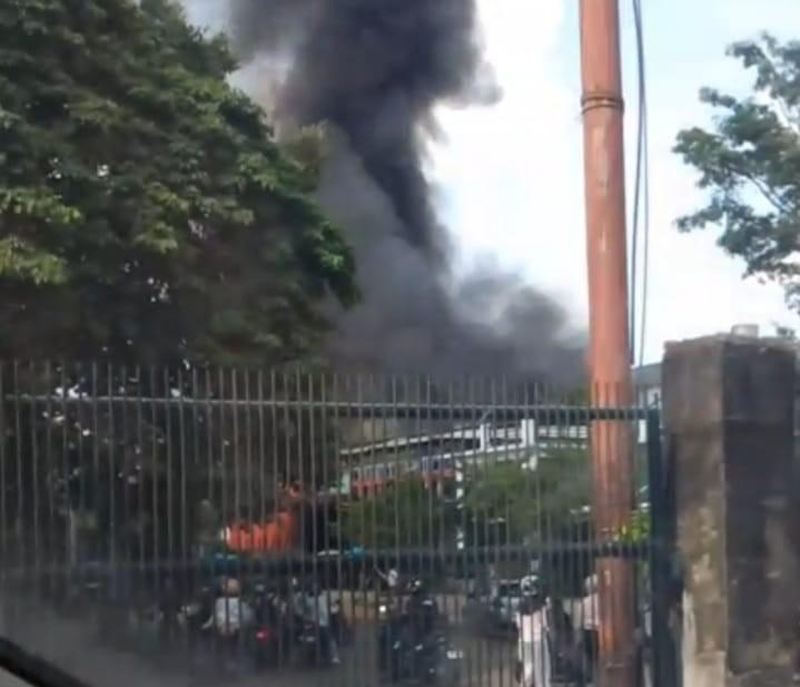 Asap tampak membumbung di atas gedung serbaguna RM Sri Melayu Palembang yang terbakar, Jumat (4/7/2025). Foto: IST/Medsos.