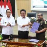 Kepala Kejati Sumsel, Yulianto secara simbol,is menyerahkan tiga aset negara kepada Gubernur Sumsel, Selasa (22/7/2025). Foto: Humas Pemprov Sumsel.