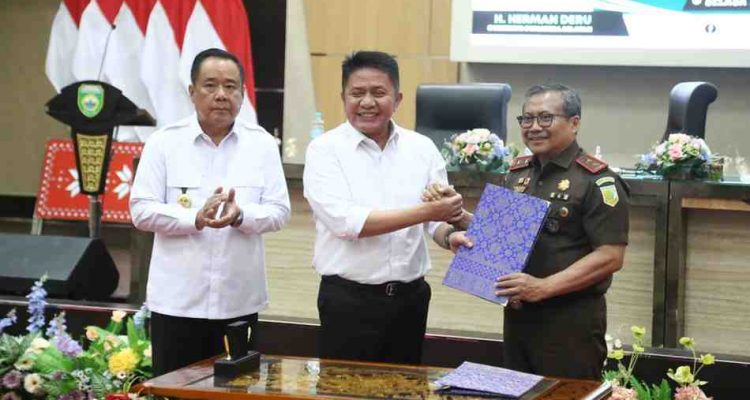 Kepala Kejati Sumsel, Yulianto secara simbol,is menyerahkan tiga aset negara kepada Gubernur Sumsel, Selasa (22/7/2025). Foto: Humas Pemprov Sumsel.