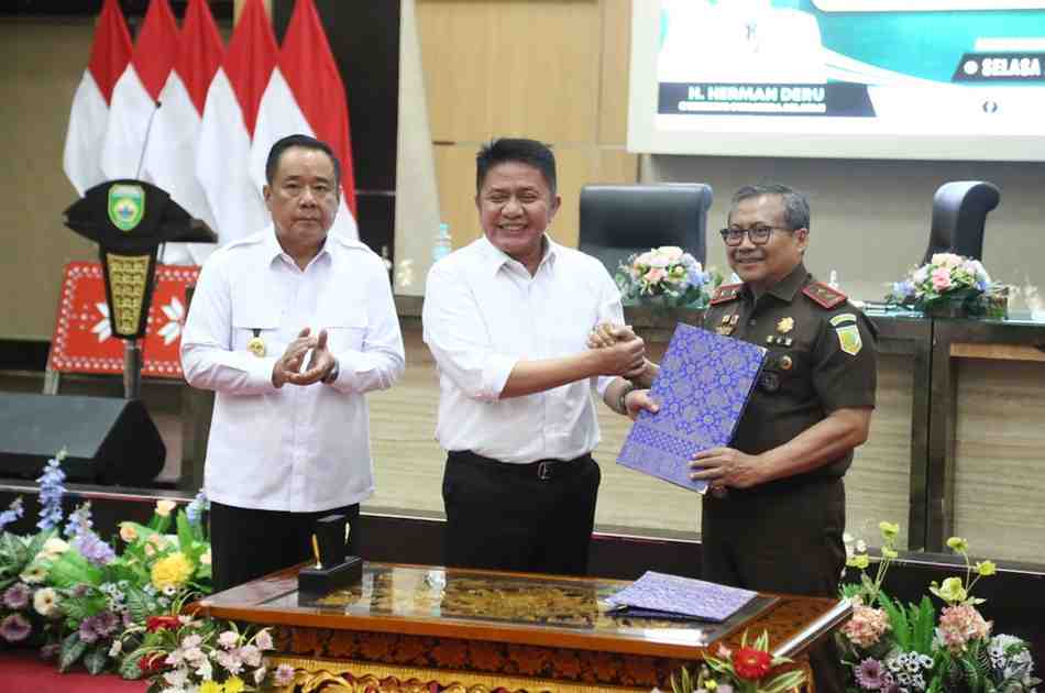 Kepala Kejati Sumsel, Yulianto secara simbol,is menyerahkan tiga aset negara kepada Gubernur Sumsel, Selasa (22/7/2025). Foto: Humas Pemprov Sumsel.