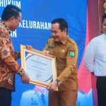 Menteri Hukum RI, Dr Supratman Andi Agtas, SH, MH menyerahkan piagam penghargaan kepada Wabup Muba, Rohman di Griya Agung, Palembang, Senin (28/7/2025). Foto: Kominfo Muba.