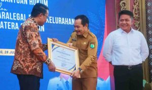 Menteri Hukum RI, Dr Supratman Andi Agtas, SH, MH menyerahkan piagam penghargaan kepada Wabup Muba, Rohman di Griya Agung, Palembang, Senin (28/7/2025). Foto: Kominfo Muba.