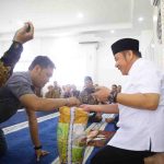 Gubernur Sumsel, Herman deru secara simbolis menyerahkan beras premium kepada para pegawai Pemprov Sumsel, Jumat (18/7/2025). Foto: Humas Pemprov Sumsel.