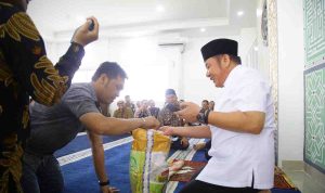 Gubernur Sumsel, Herman deru secara simbolis menyerahkan beras premium kepada para pegawai Pemprov Sumsel, Jumat (18/7/2025). Foto: Humas Pemprov Sumsel.