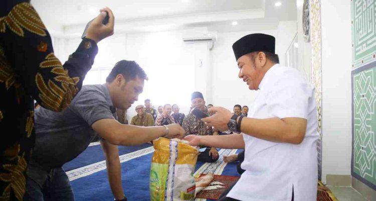 Gubernur Sumsel, Herman deru secara simbolis menyerahkan beras premium kepada para pegawai Pemprov Sumsel, Jumat (18/7/2025). Foto: Humas Pemprov Sumsel.