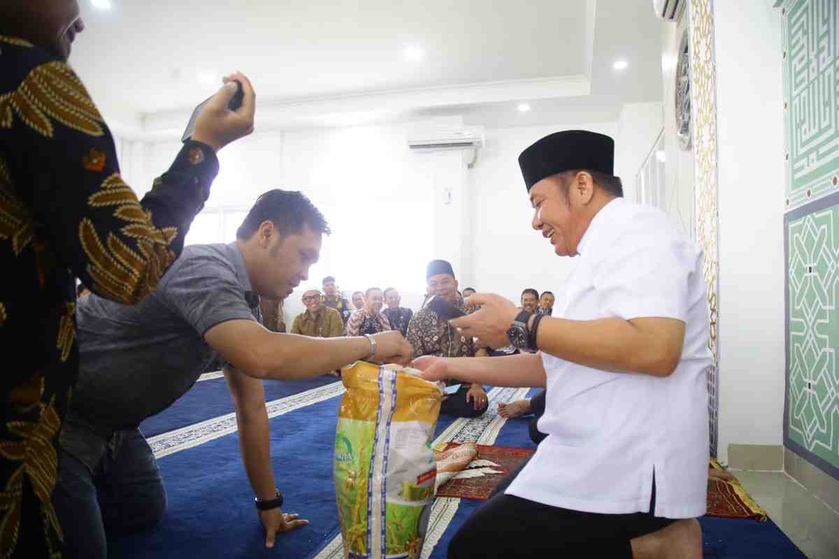 Gubernur Sumsel, Herman deru secara simbolis menyerahkan beras premium kepada para pegawai Pemprov Sumsel, Jumat (18/7/2025). Foto: Humas Pemprov Sumsel.