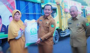 Wabup Muba, Rohman menyerahkan secara simbolis bantjan beras kepada perwakilan warga di halaman Pemkab Muba, Senin (21/7/2025). Foto: Kominfo Muba.