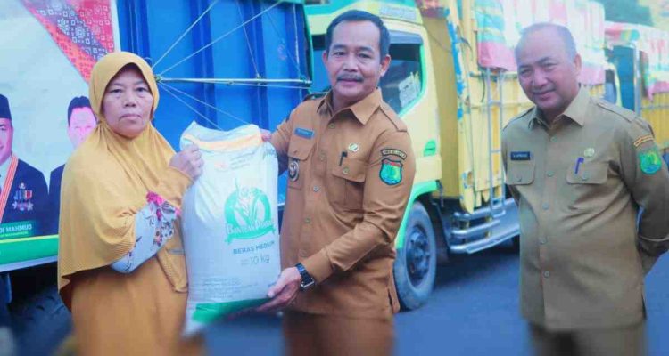 Wabup Muba, Rohman menyerahkan secara simbolis bantjan beras kepada perwakilan warga di halaman Pemkab Muba, Senin (21/7/2025). Foto: Kominfo Muba.