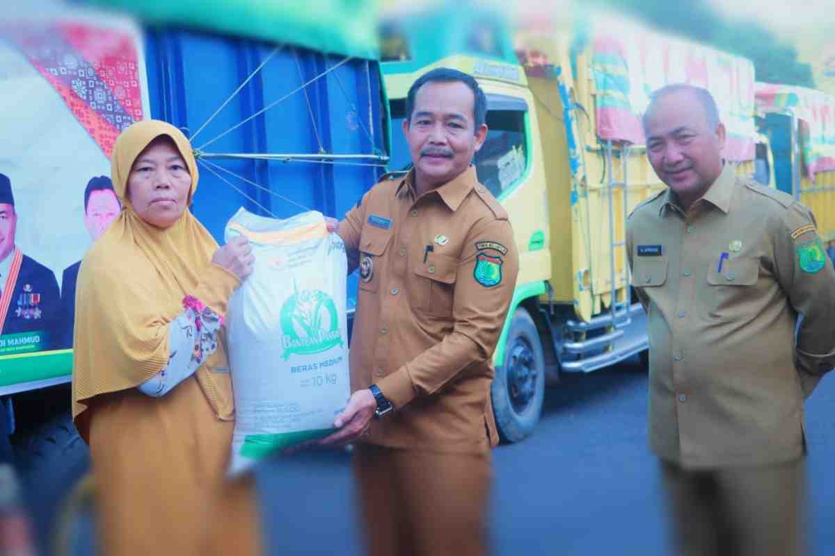 Wabup Muba, Rohman menyerahkan secara simbolis bantjan beras kepada perwakilan warga di halaman Pemkab Muba, Senin (21/7/2025). Foto: Kominfo Muba.