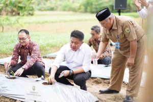 Gubernur Sumsel, Herman Deru ikut menyemai bibit tanaman pada GSMP Goes to Panti Sosial di Panti Sosial ODGJ Sako, Palembang, Foto: Humas Pemprov Sumsel.