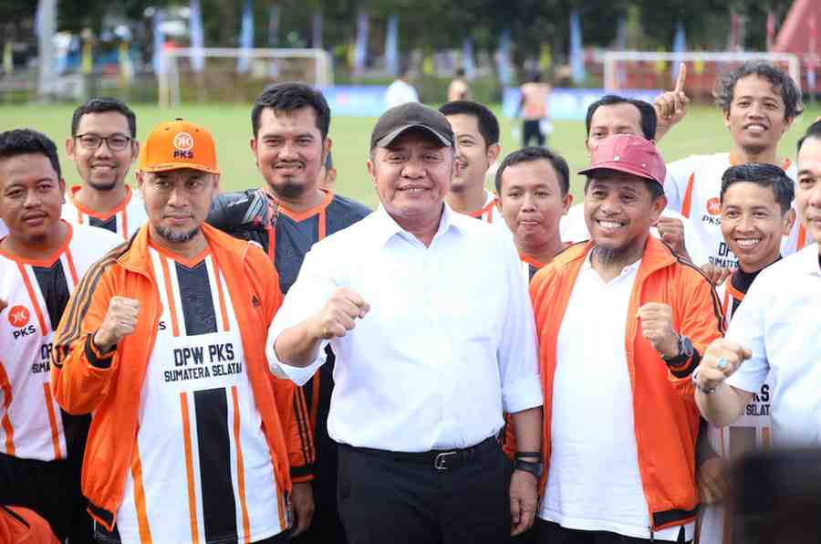 Gubernur Sumsel, Herman Deru bersama sejumlah pengurus parpol membuka turnamen sepakbola antar-parpol di Jakabaring Sport City, Palembang, Rabu (9/7/2025). Foto: Humas Pemprov Sumsel.
