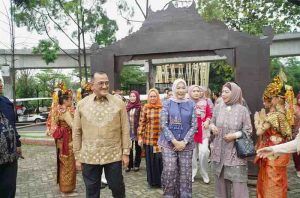 Gelaran Festival Seni Tradisi Sumatera Selatan (Sumsel) tahun 2025 ditutup secara resmi oleh Sekretaris Daerah (Sekda) Provinsi Sumsel, Drs H. Edward Candra MH, di Anjungan Sumsel, TMII, Jakarta, Minggu (6/7/2025). Foto: Humas Pemprov Sumsel.