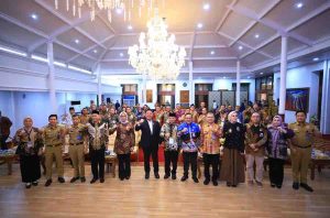 Gubernur Sumsel, Herman Deru bersama para peserta Pelatihan Kepemimpinan Nasional (PKN) Tingkat II Angkatan 21 Tahun 2025 di Griya Agung, Senin (7/7/2025). Foto: Humas Pemprov Sumsel.