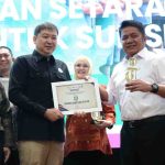 Gubernur Sumsel, Herman Deru saat membuka Seminar Perlindungan Pekerja Perempuan bertajuk “Perempuan Setara, Sawit untuk Sumsel Maju” yang digelar GAPKI Sumsel di Ballroom The Alts Hotel Palembang, Rabu (30/7/2025).. Foto: Humas Pemprov Sumsel.