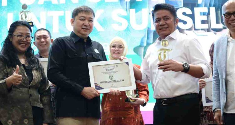 Gubernur Sumsel, Herman Deru saat membuka Seminar Perlindungan Pekerja Perempuan bertajuk “Perempuan Setara, Sawit untuk Sumsel Maju” yang digelar GAPKI Sumsel di Ballroom The Alts Hotel Palembang, Rabu (30/7/2025).. Foto: Humas Pemprov Sumsel.