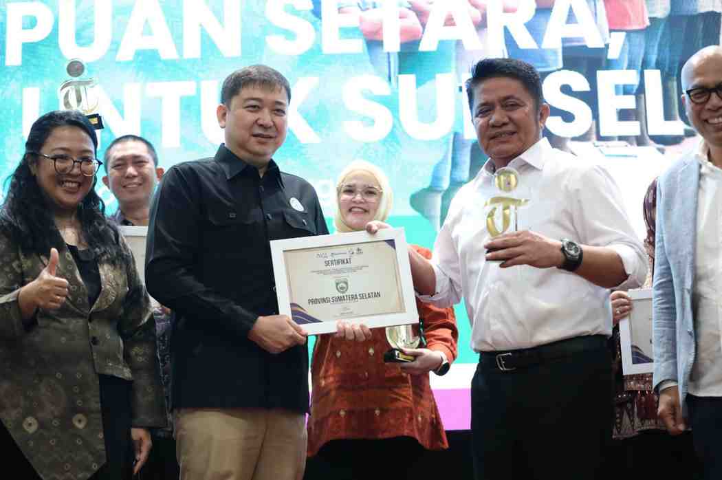 Gubernur Sumsel, Herman Deru saat membuka Seminar Perlindungan Pekerja Perempuan bertajuk “Perempuan Setara, Sawit untuk Sumsel Maju” yang digelar GAPKI Sumsel di Ballroom The Alts Hotel Palembang, Rabu (30/7/2025).. Foto: Humas Pemprov Sumsel.