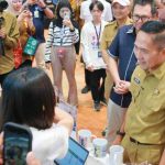 Walikota Palembang, Ratu Dewa berdialog dengan stand peserta job fair di Arya Duta, Selasa (22/7/2025). Foto: Kominfo Palembang.