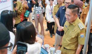 Walikota Palembang, Ratu Dewa berdialog dengan stand peserta job fair di Arya Duta, Selasa (22/7/2025). Foto: Kominfo Palembang.